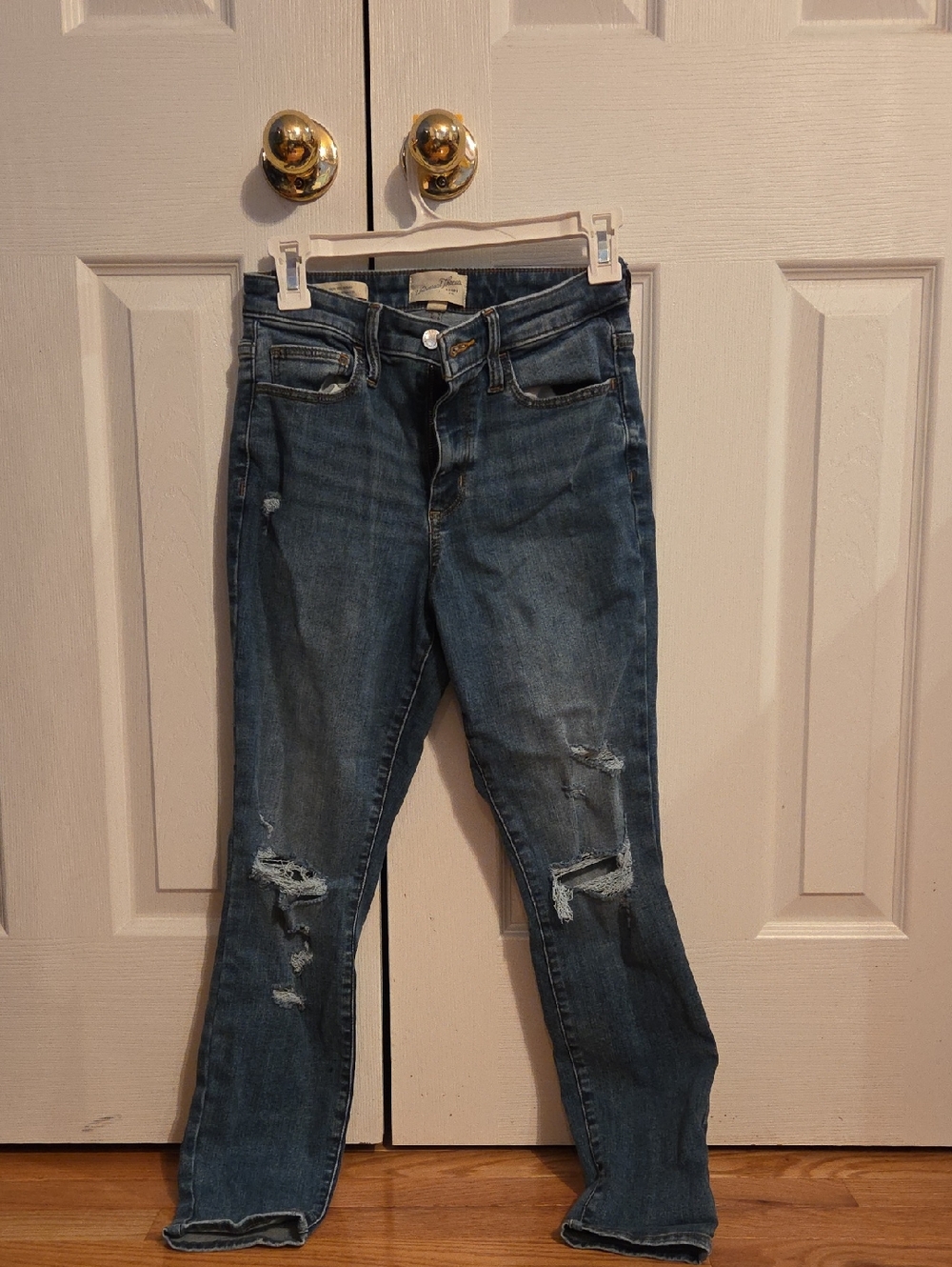 Universal Thread Distressed Jeans